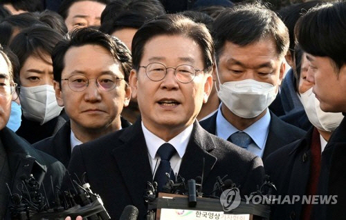 (성남=연합뉴스) '성남FC 후원금 의혹' 사건과 관련해 더불어민주당 이재명 대표가 10일 오전 경기도 성남시 수원지방검찰청 성남지청에 피의자 신분으로 조사를 받기 위해 출석하며 취재진과 인터뷰하고 있다. 2023.1.10